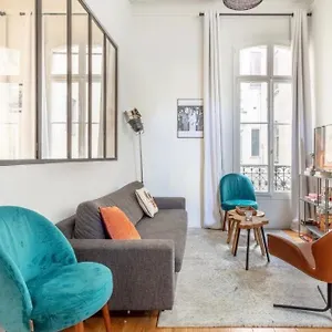 https://apt-modern-spacious-facing-the-arc-de-triomphe.fr-paris.fr